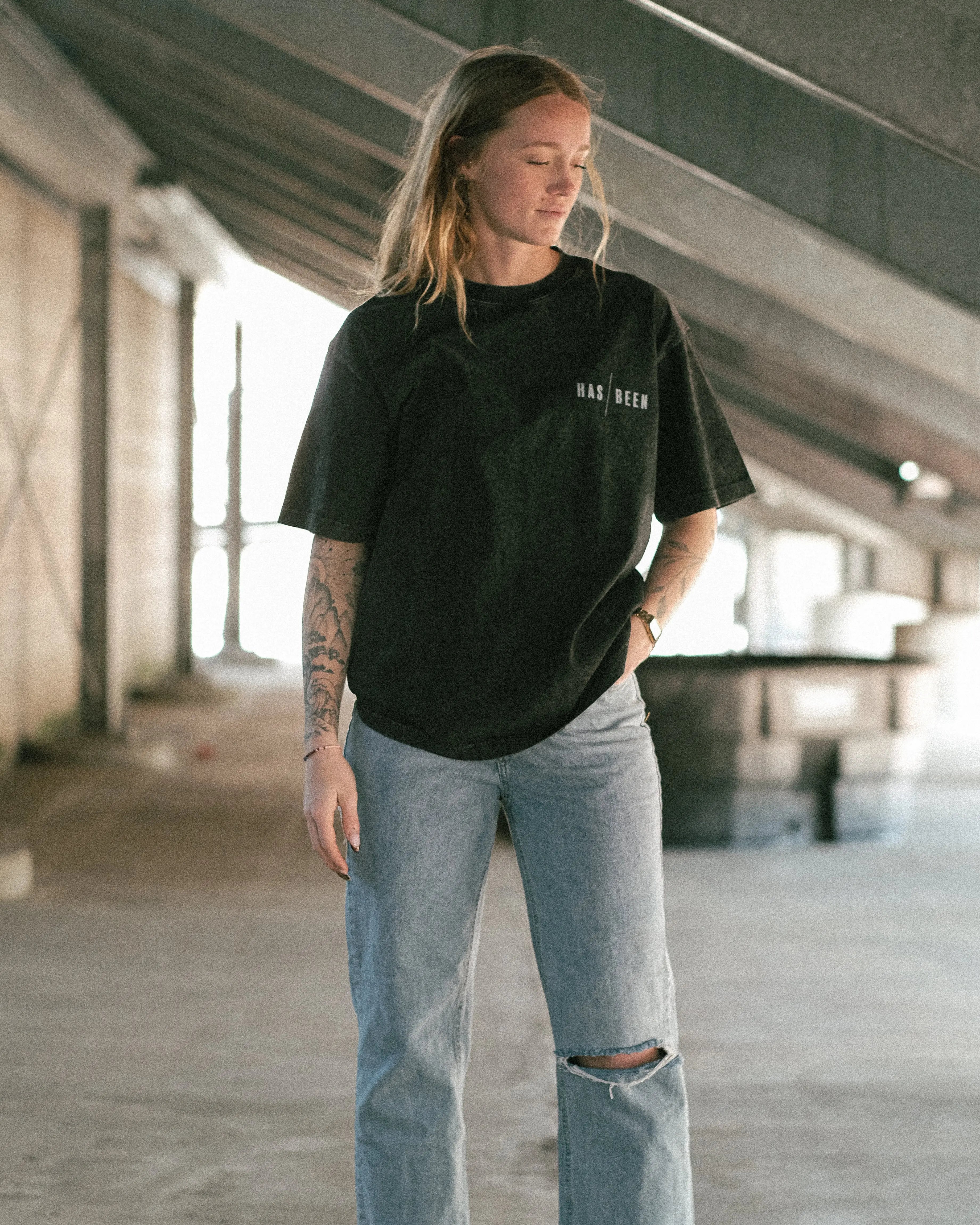 HAS/BEEN HIGH robotics club oversized heavyweight tee black vintage wash front lifestyle fit female model